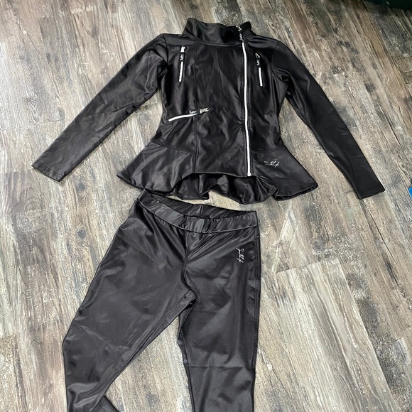 Athleisure set leggings and peplum zip up top - Picture 1 of 7